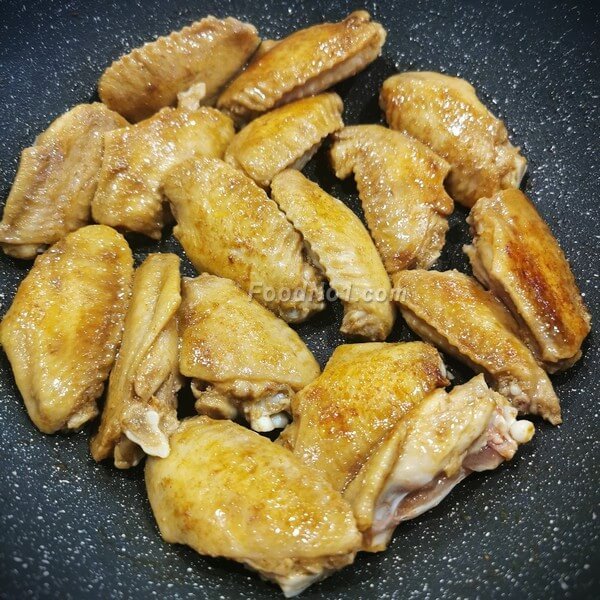 將雞翼,煎至兩面金黃。