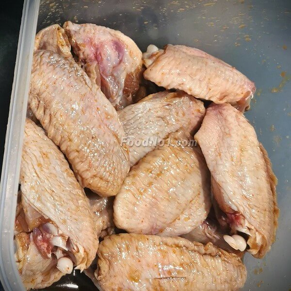 醃製雞翼:將雞中翼放入碗中,加入醬油、料酒、糖、胡椒粉抓勻,醃製15分鐘。