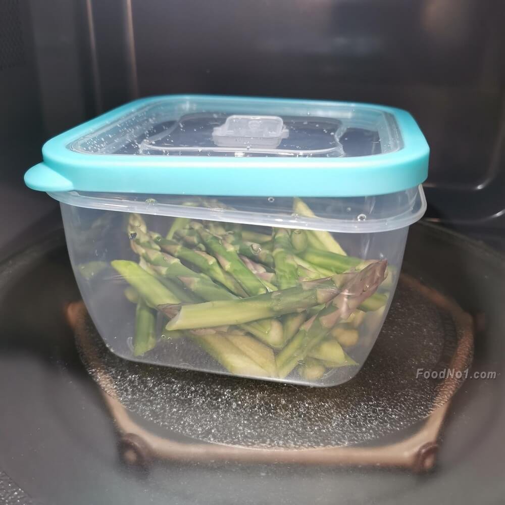 將蘆筍段放入微波爐專用容器中。