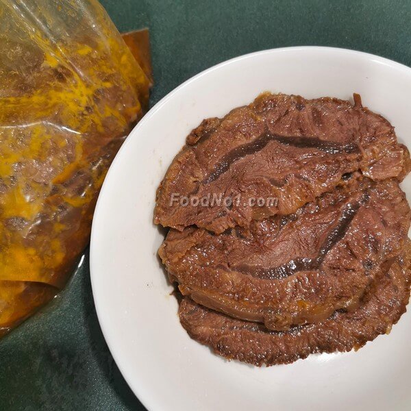 將滷製好的牛展切片或切塊。