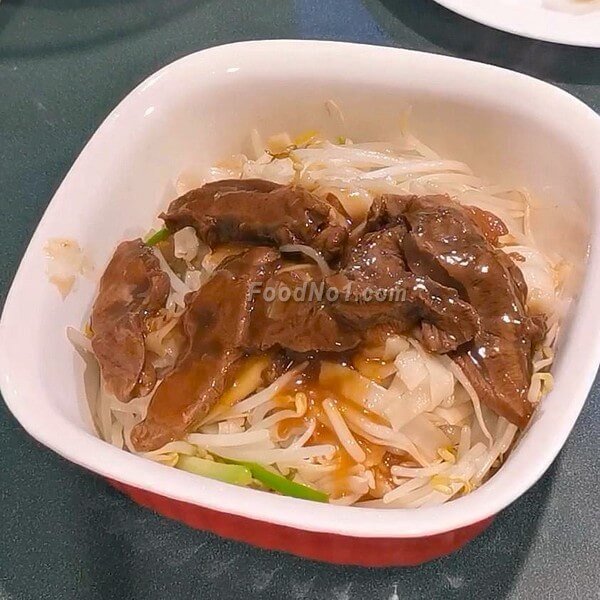 加菜遠鹵牛展在河粉上