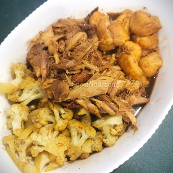 滷水雞 + 椰菜花 (半顆)+ 豆卜