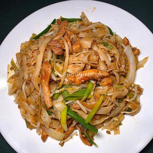 雞絲炒河粉上碟