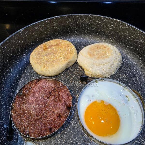 太陽蛋咸牛芝士鬆餅,放平底pan中慢火煎