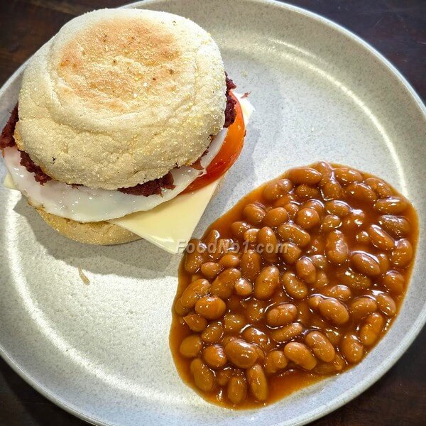 太陽蛋咸牛芝士鬆餅上碟享用