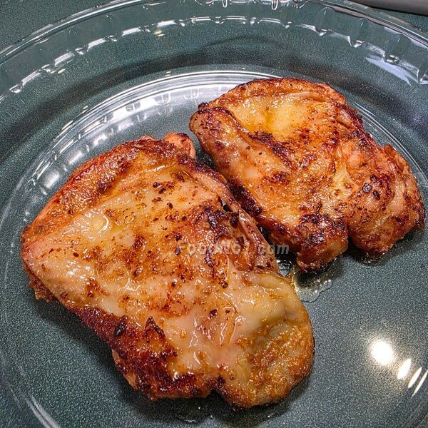 煎雞扒時,先用中火將雞皮煎酥脆,再轉中小火確保內部熟透