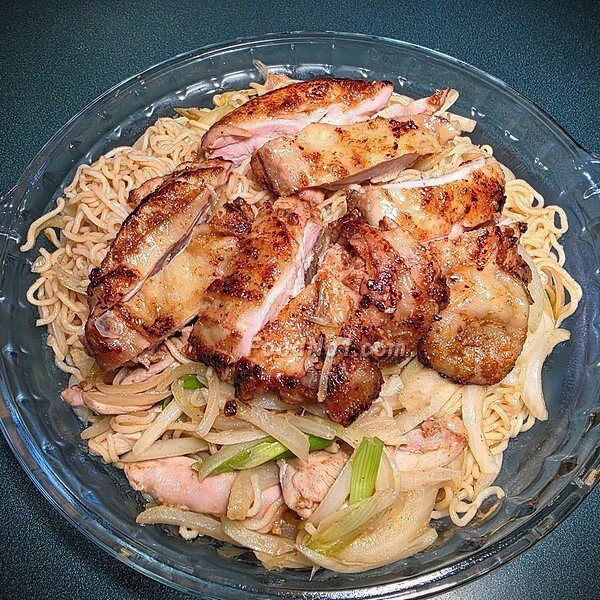 將傳統的港式炒麵與西式香煎雞扒巧妙結合