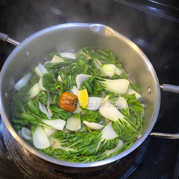 蜜棗奶油白菜湯-中火煮滾後轉小火慢燉。