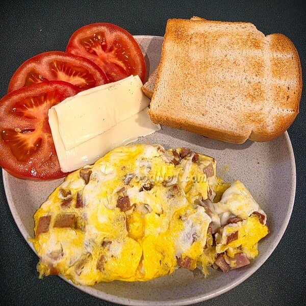 香煎餐蛋芝士番茄多士作早餐擺設