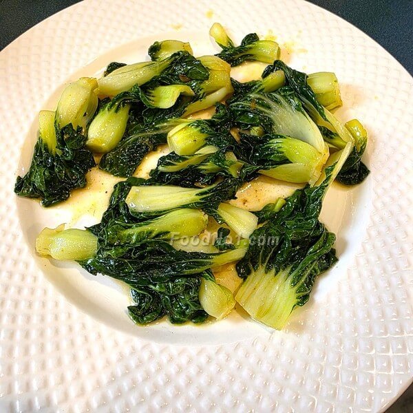 炒好的奶油白菜心放碟底