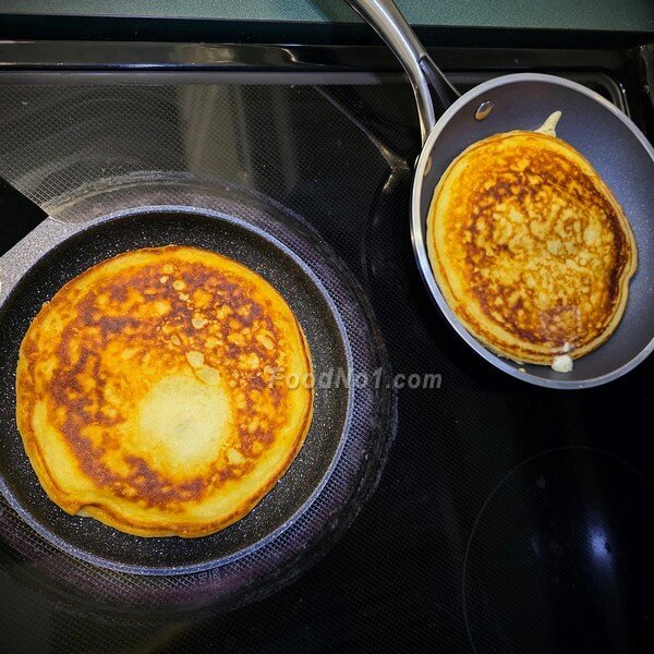 中火耐心煎香一面再翻轉煎另一面
