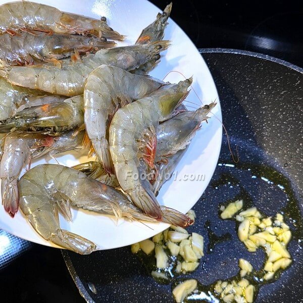 爆香蒜後保持大火落蝦