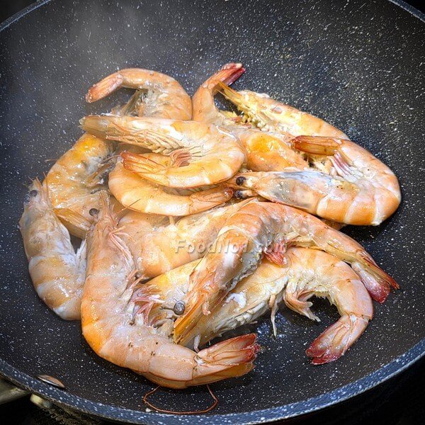 大火落蝦保持翻炒動作。