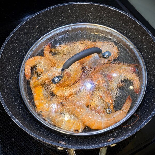 加蓋半煮焗熟啲蝦。