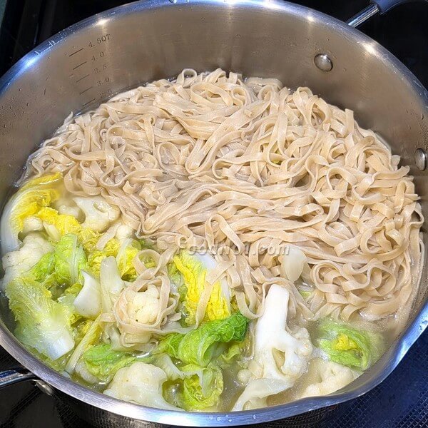 惹味蒜香蝦放入湯麵浸一下湯馬上變得鮮甜