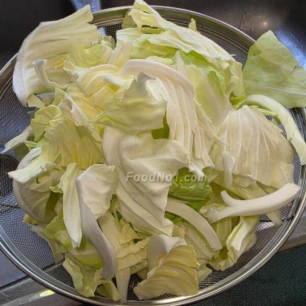 將包心菜葉逐片剝下,用清水洗淨瀝乾
