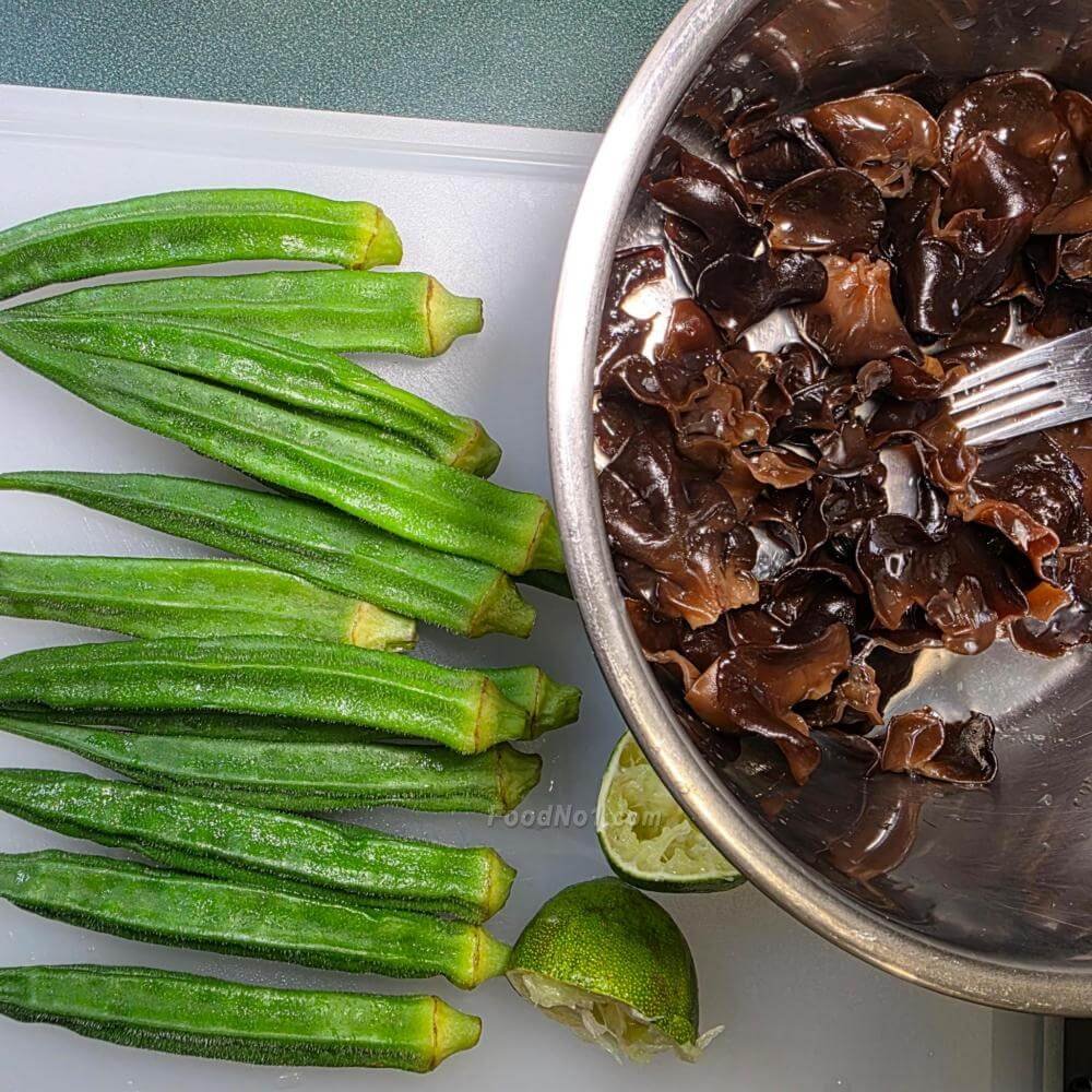 青檸雲耳拌秋葵-秋葵切段,與雲耳拌勻