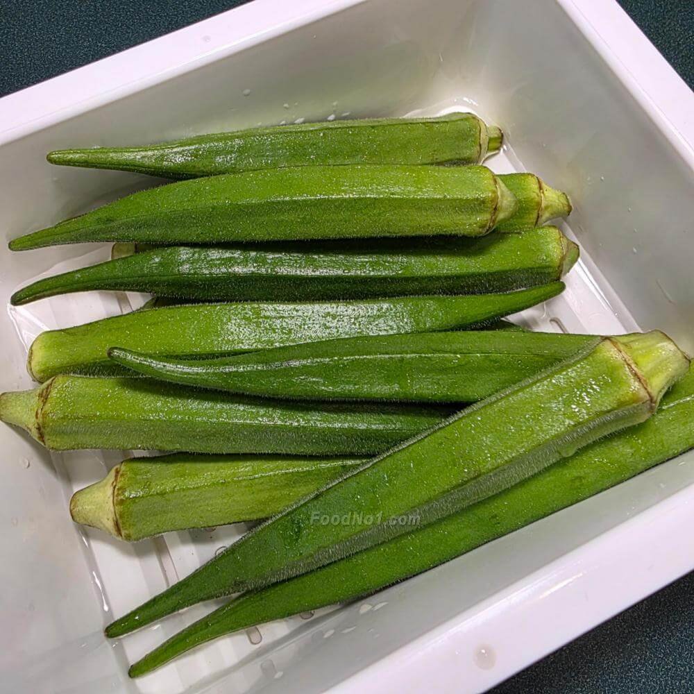 秋葵放在微波爐專用蒸盒底層加水