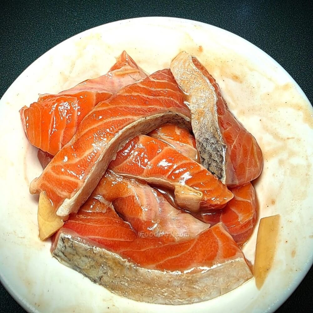 三文魚腩調味醃15分鐘