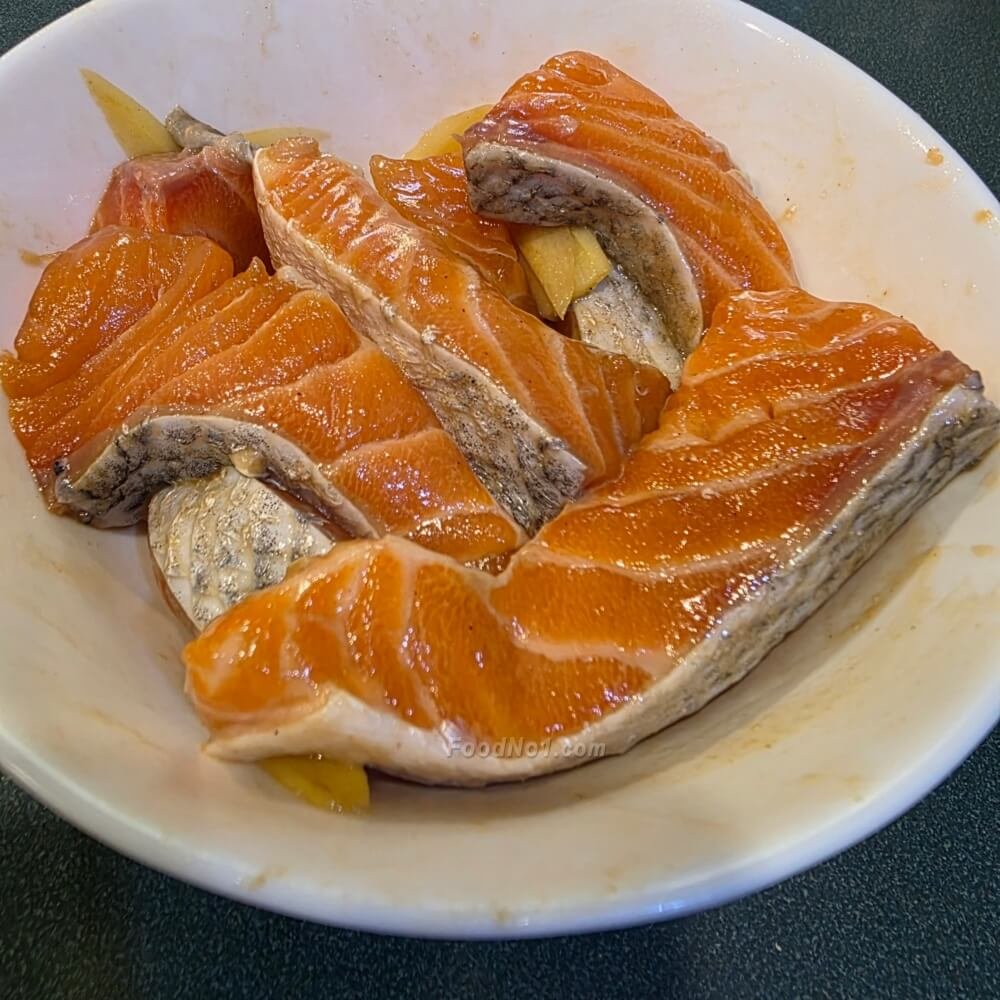 香脆三文魚處理後,切粒