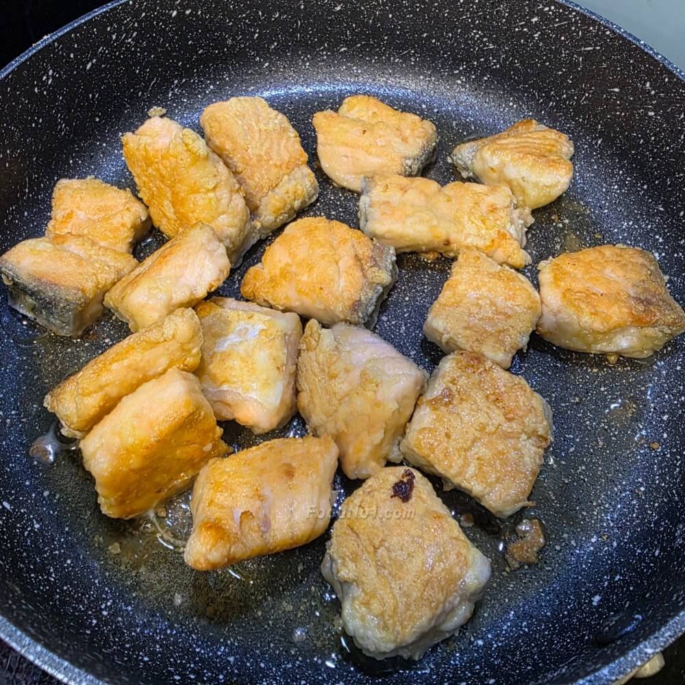 用中慢火慢慢將魚粒六面都煎至金黃酥脆。