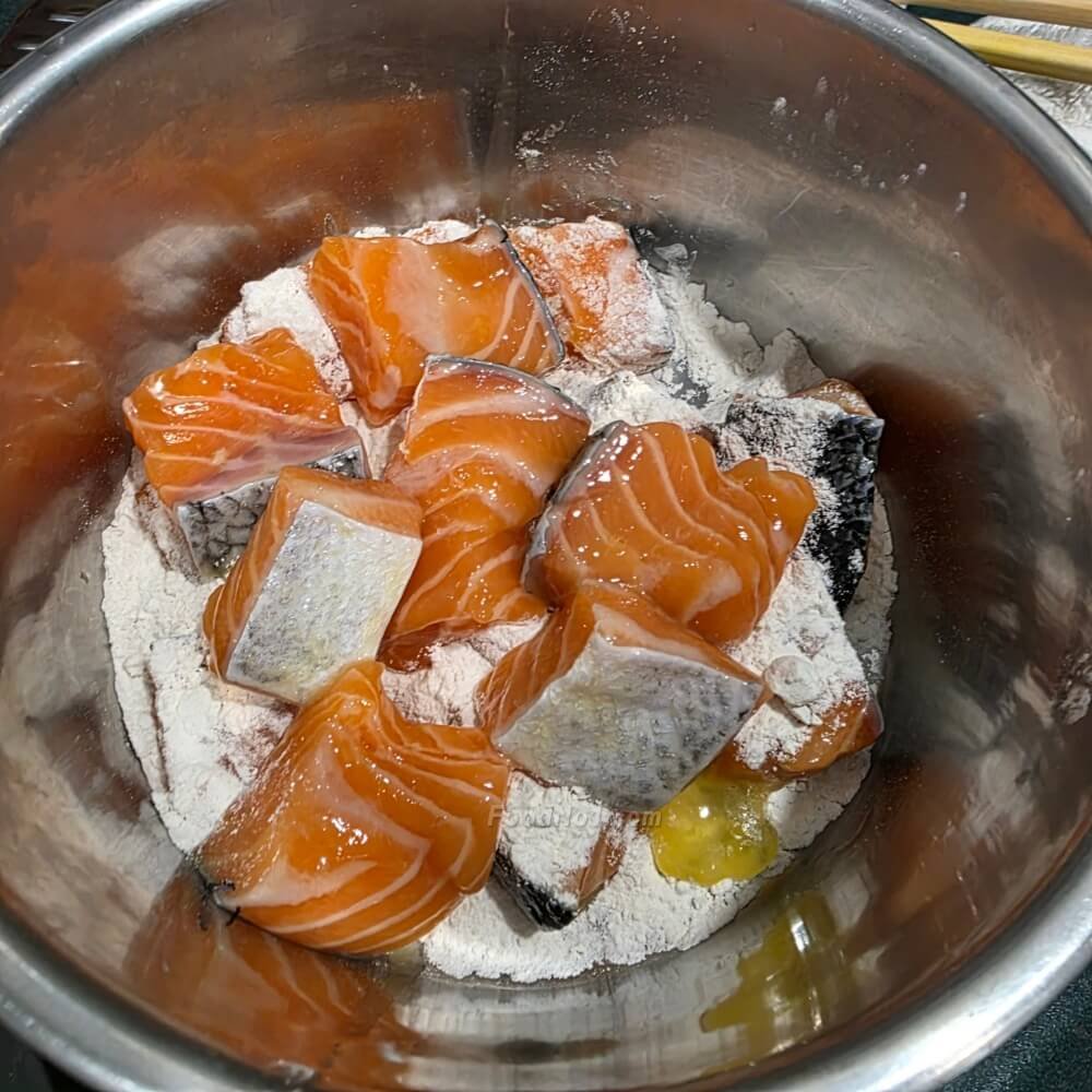 香脆三文魚處理後,切粒及上粉