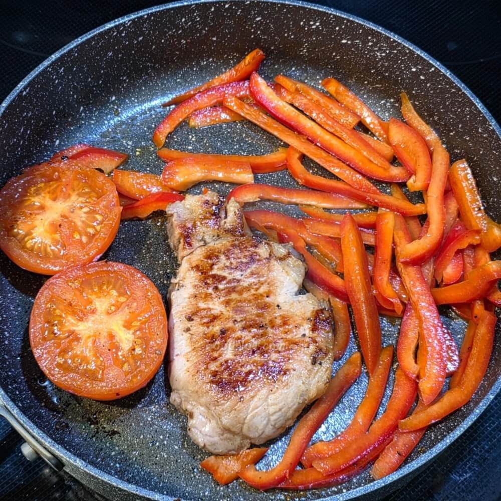 蜜糖蒜蓉牛油煎豬柳扒-加入紅椒中大火慢煎