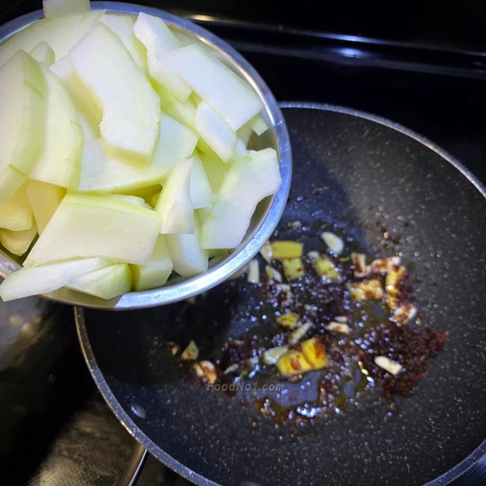 XO 醬爆炒爽脆冬瓜-爆香薑片,蒜蓉和XO 醬,放入冬瓜