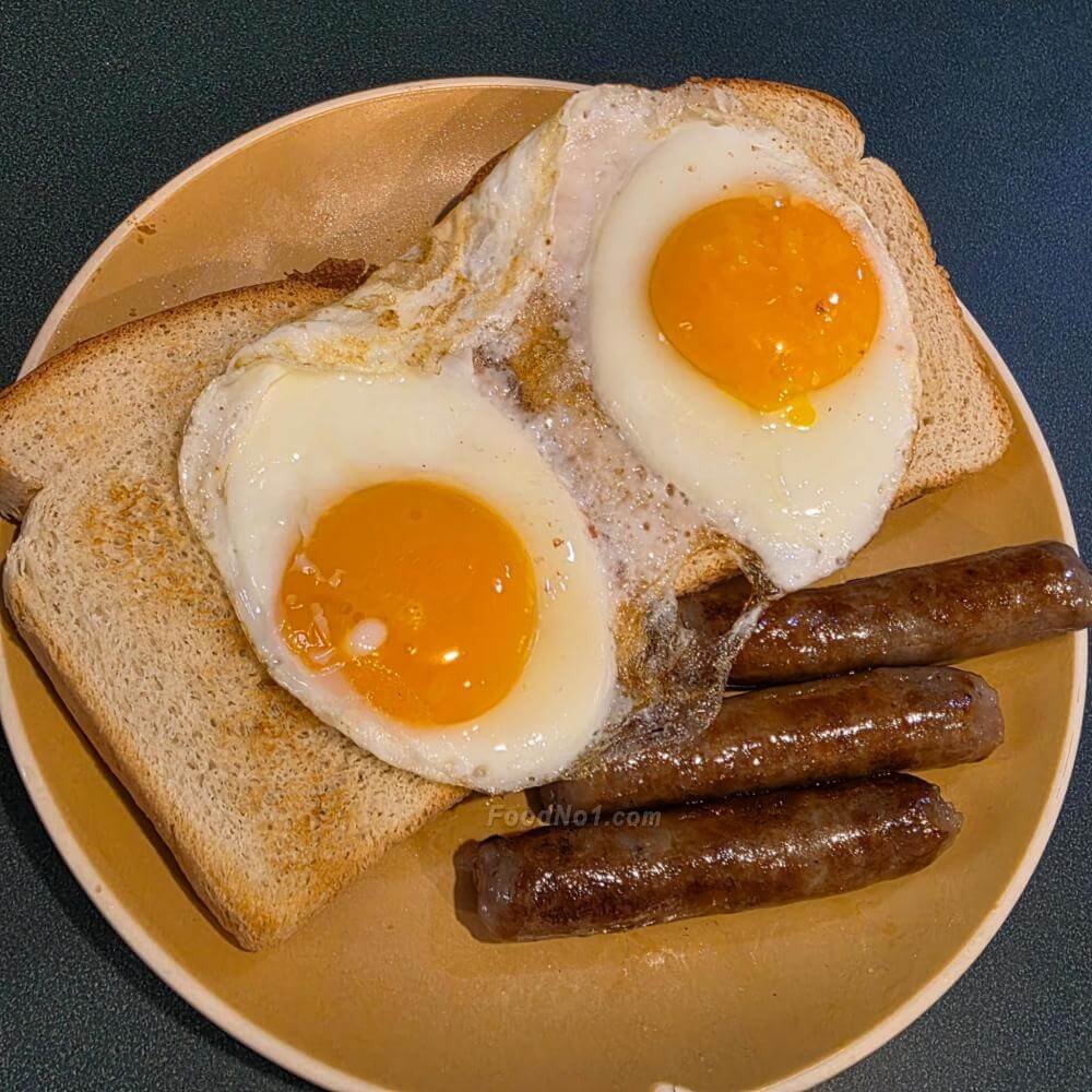 美式早餐:太陽蛋、豬肉腸、多士