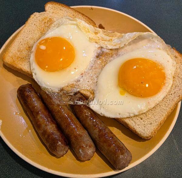 美式早餐:太陽蛋、豬肉腸、多士