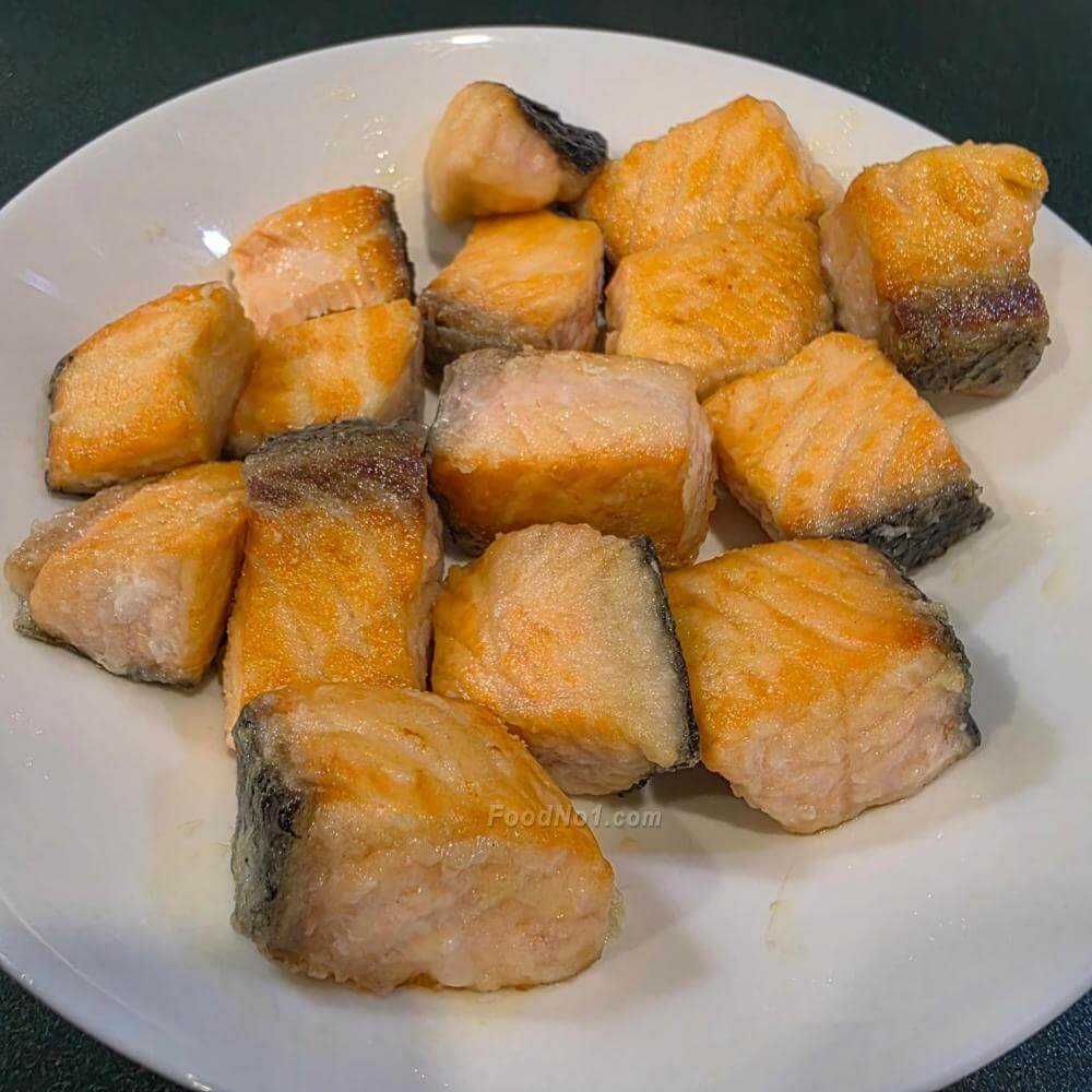 煎三文魚塊煎至金黃,盛起備用。