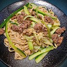 青瓜條辣肉炒粗麵 青瓜條辣肉炒粗麵