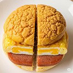 菠蘿包配炒蛋與餐肉 菠蘿包配炒蛋與餐肉