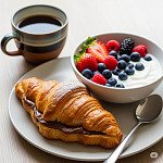 法式可頌莓果優格咖啡早餐 法式可頌莓果優格咖啡早餐