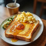 蜂蜜牛油厚多士配炒蛋 蜂蜜牛油厚多士配炒蛋