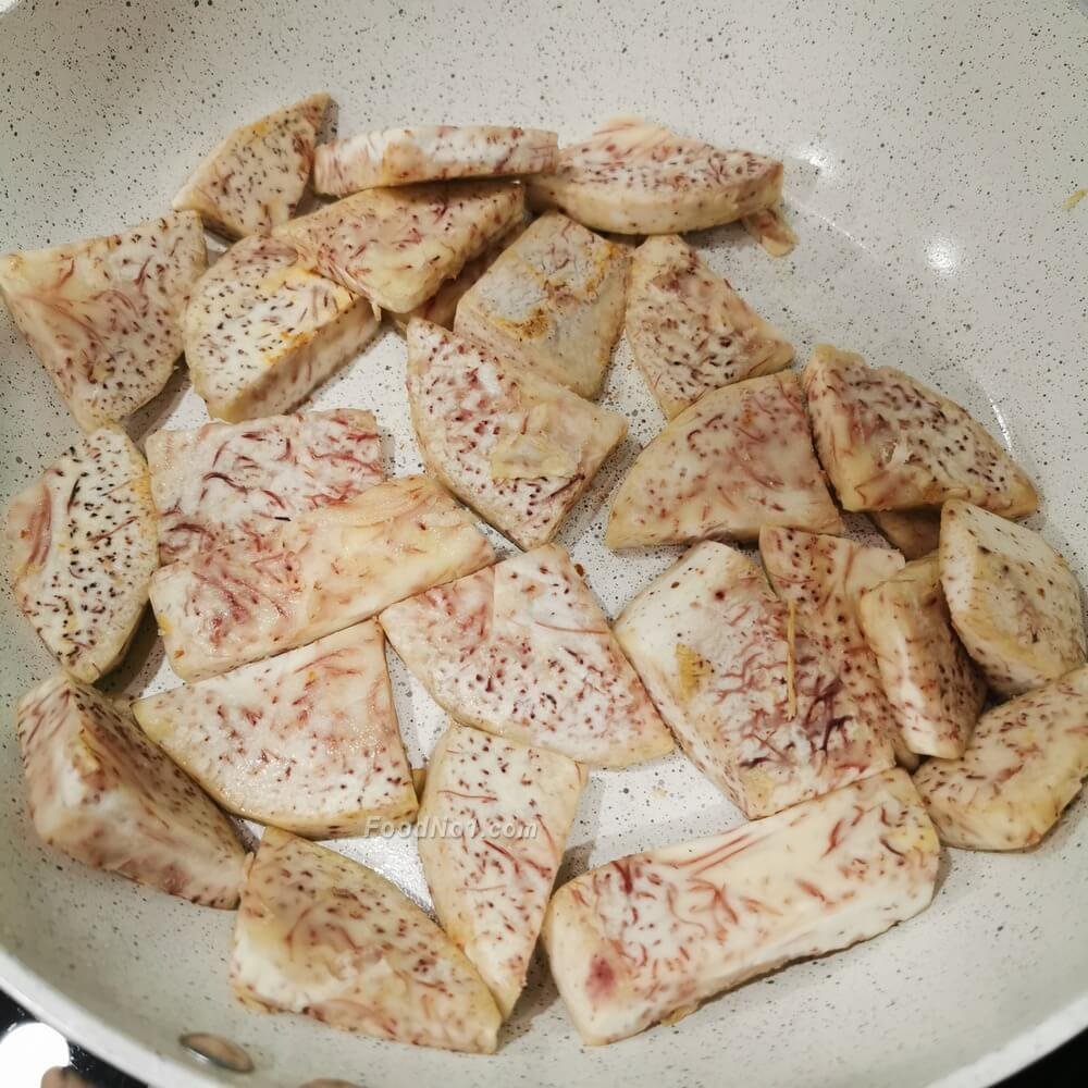 用中火慢煎至兩面轉脆即可.