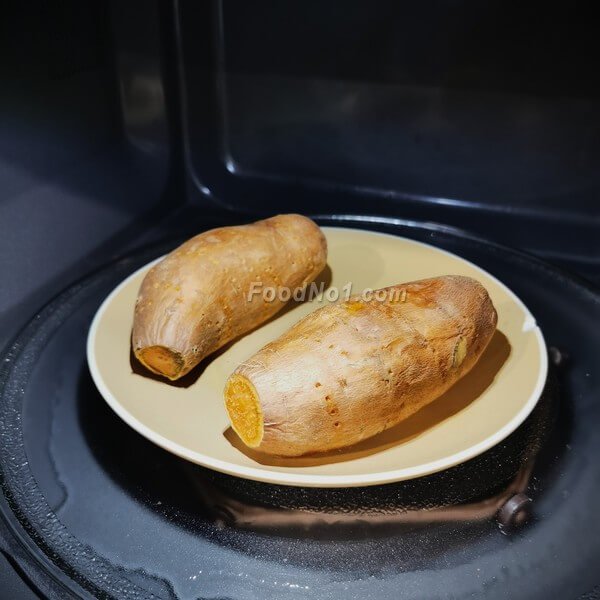 將紅薯直接放入微波爐中