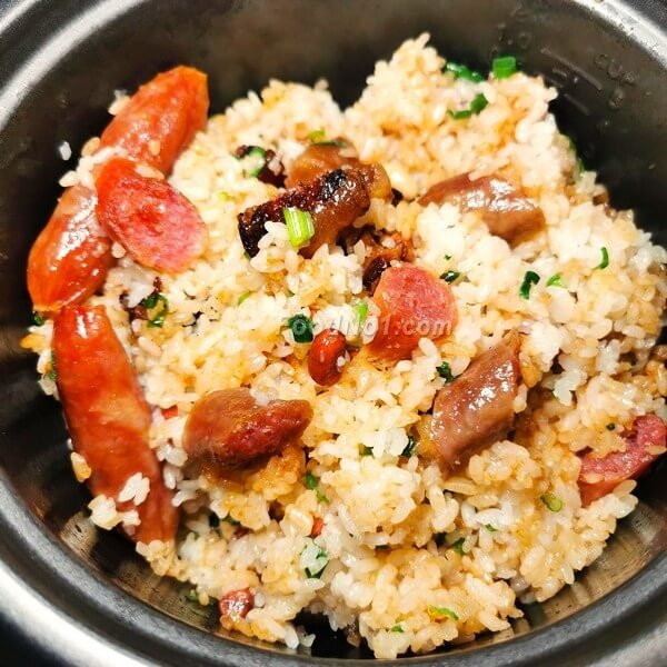 煮好的香噴噴糯米飯,撒上蔥花、花生。