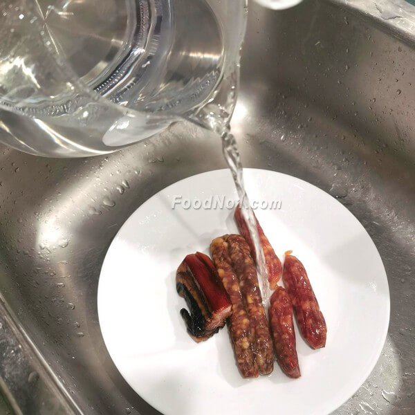 用滾熱水浸洗臘味,洗去灰塵。