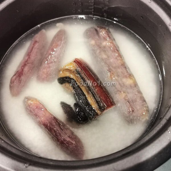 加入臘腸、臘肉片。