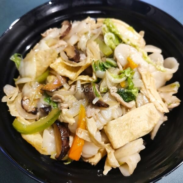 炒菜時要不斷翻炒，防止食材粘鍋，讓每一片年糕都裹上滿滿的醬汁。