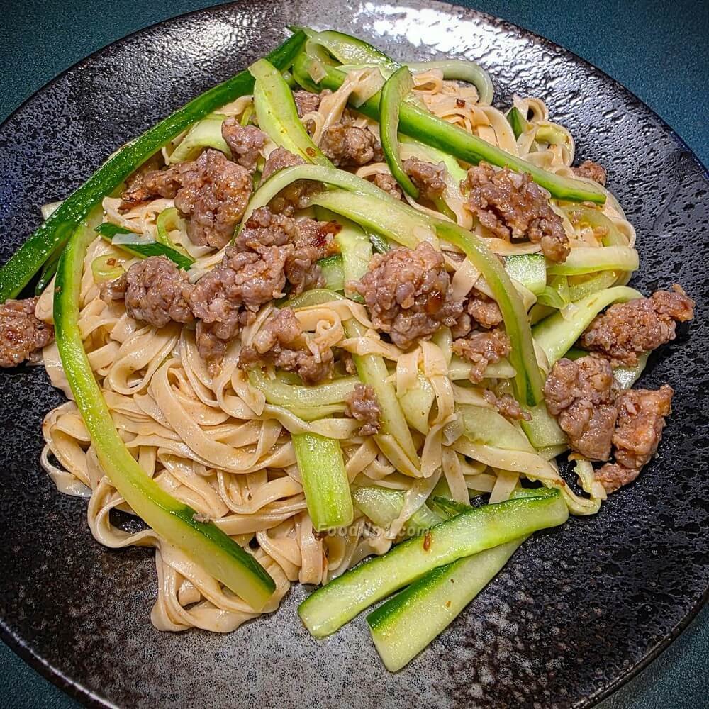 青瓜條辣肉炒粗麵