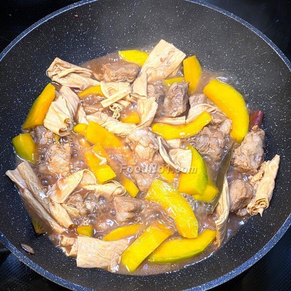 炆煮的關鍵在於用小火長時間加熱