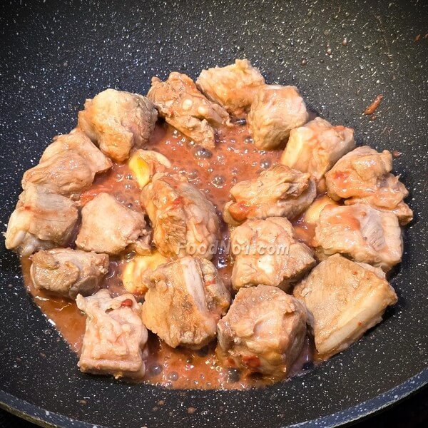 放入醃製好的排骨，翻炒至表面變色。