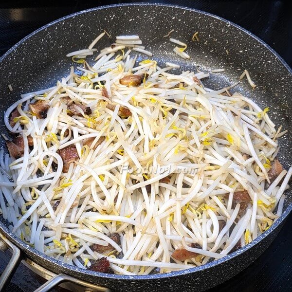 煎香臘肉轉大火，加入芽菜快炒