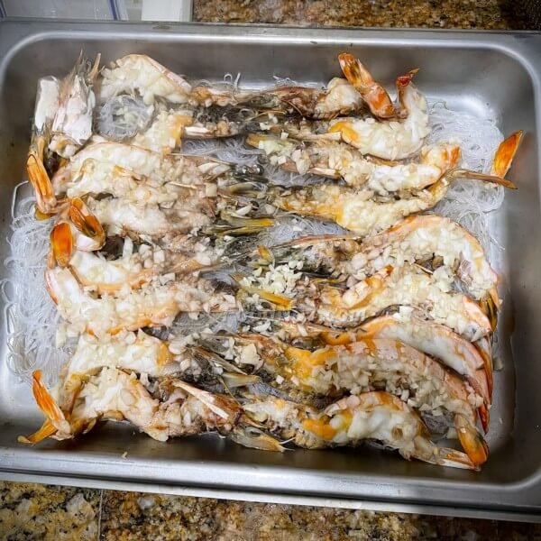 蒜茸粉絲蒸開邊蝦預好可放入蒸爐