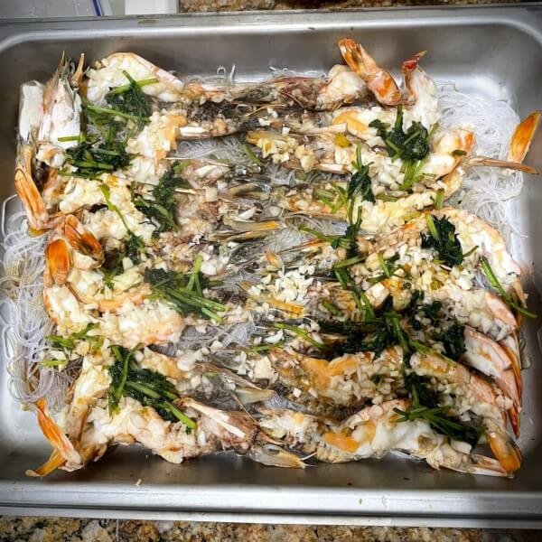 蒜茸粉絲蒸開邊蝦蒸好,加芫茜豉油可食用