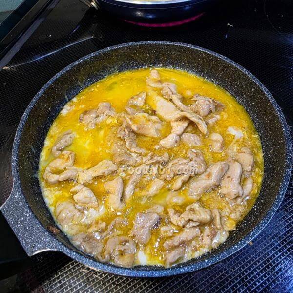 煎煮惹味豬扒,隨之加入滑蛋