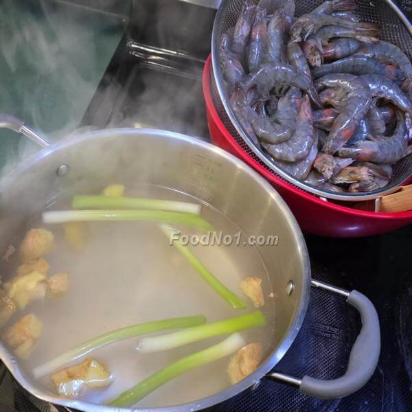 烹煮薑蔥水浸白灼蝦