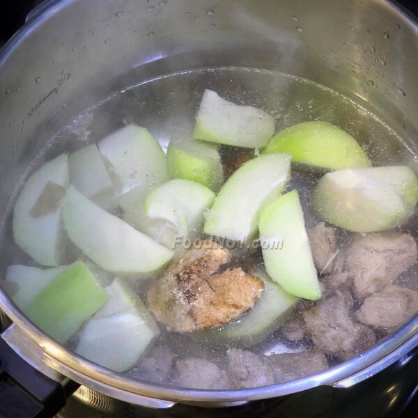 合掌瓜排骨湯-使用壓力鍋，則建議 15-20 分鐘即可。